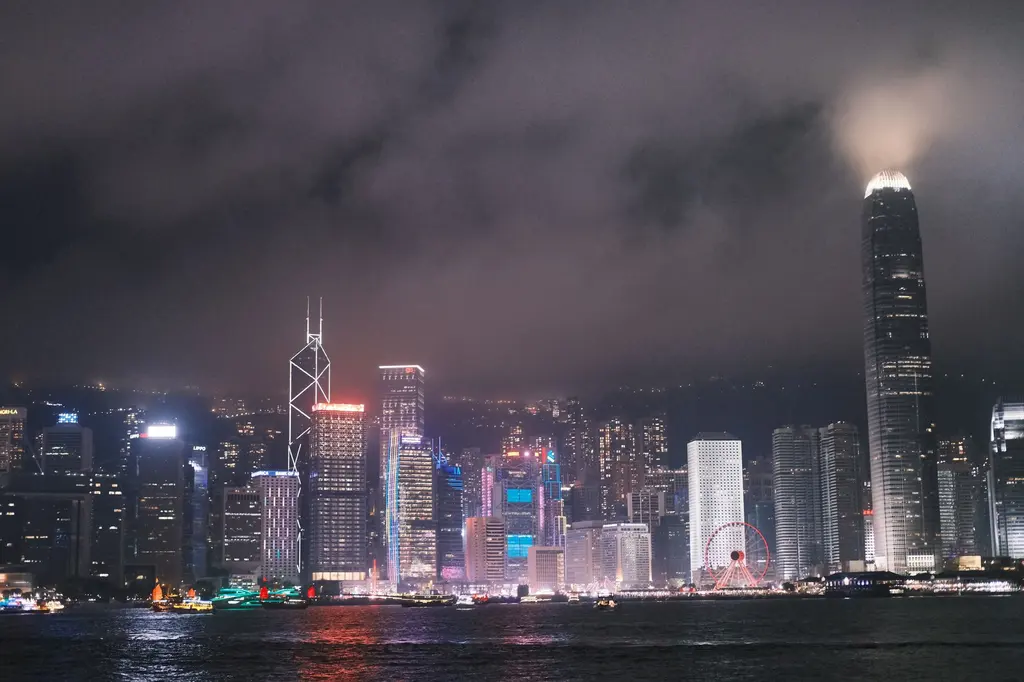 夜間燈火通明的香港天際線與維多利亞港