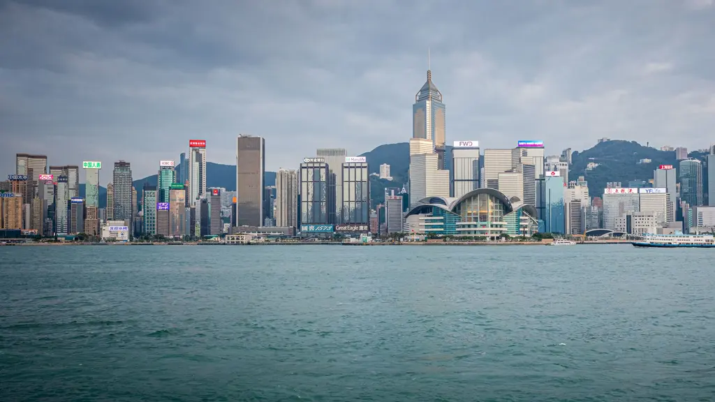 白天從維多利亞港望向香港島天際線